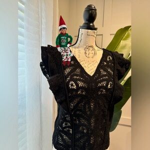 🫶🏽Price reduction🫶🏽 White House Black Market crocheted Black Top, Size MED
